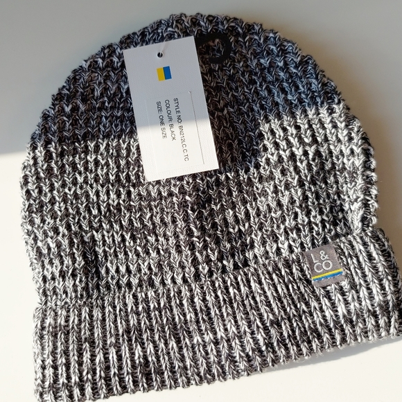 NWT Larsson & co | black & white heathered beanie